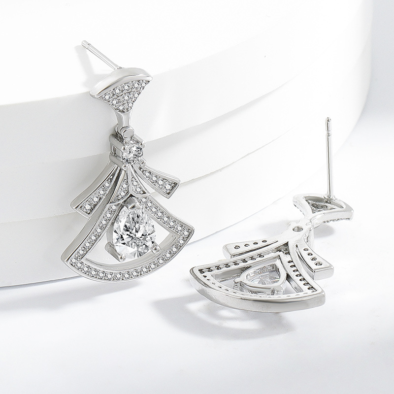 Exquisite Diamond-Set Fan-Shap - огляд і ціна Body Jewelry Lot